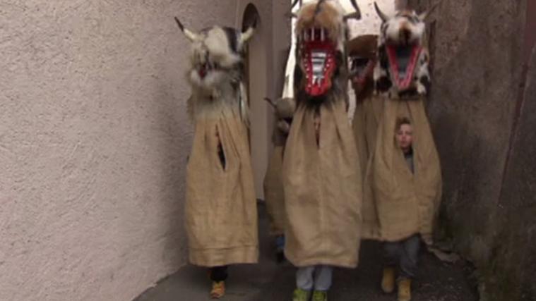 Den Kindern aus Tramin macht es riesigen Spaß sich in die Kostüme zu stecken und klappernd durch das Dorf zu ziehen.