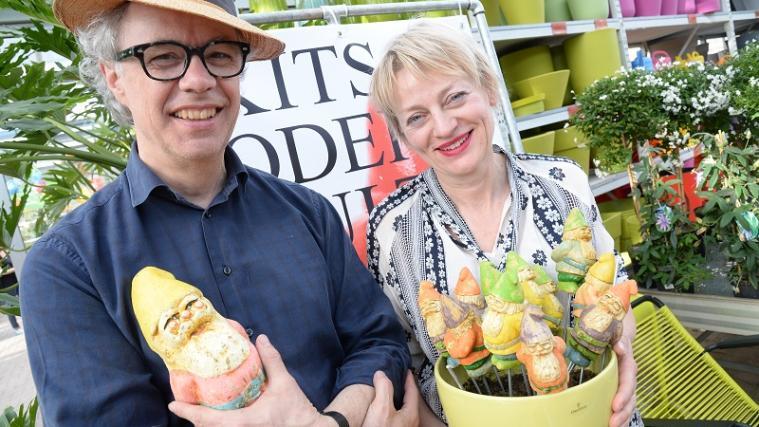 Gärtnereibesitzerin Martina Schullian und Ausstellungskurator Paul Thuile mit den angeblich entführten Zwergen.
