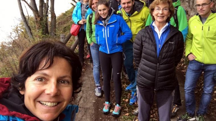 Gerlinde Kaltenbrunner und "Mitwanderer" bei ihrer Wanderung auf den Ritten. - Foto: Reusch