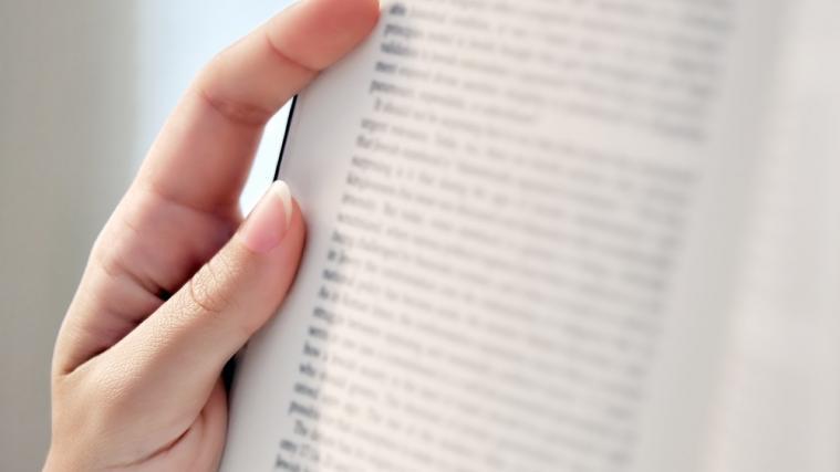 Jugendliche können sich Bücher aus vorgeschlagenen Exemplaren aussuchen.