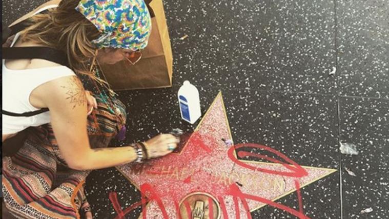 Paris Jackson reinigt den Stern ihres Vaters. - Foto: Instagram/Paris Jackson