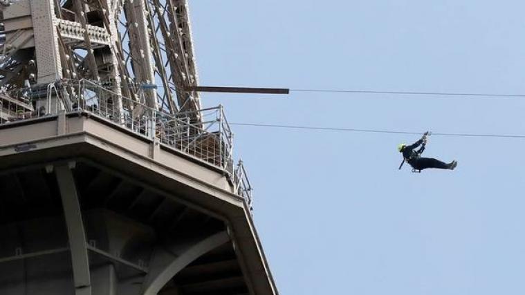 Abenteuerlustige Paris-Besucher können sich aus 115 Metern vom Eiffelturm stürzen. - Foto: afp/dpa