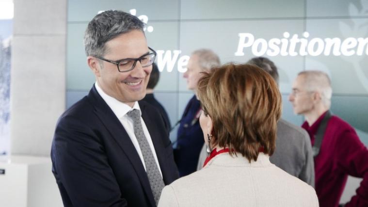 Arno Kompatscher im Gespräch mit der Salzburger Landtagspräsidentin Brigitta Pallauf. Foto: LPA/Dominik Holzer
