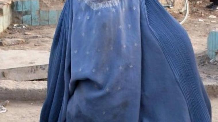 Bei einer Burka sind die Augen der Trägerin durch ein Stoffgitter verdeckt.