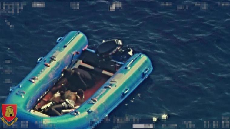 Das auf Twitter veröffentlichte Bild soll einen toten Migranten und einen Begleiter auf einem Schlauchboot im Mittelmeer zeigen. - Foto: Ansa