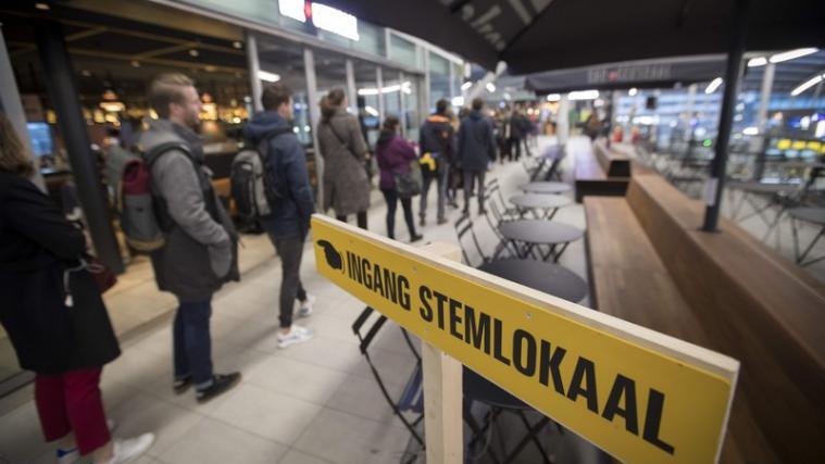 Großer Andrang an den Wahllokalen in den Niederlanden - bereits am frühen Morgen.