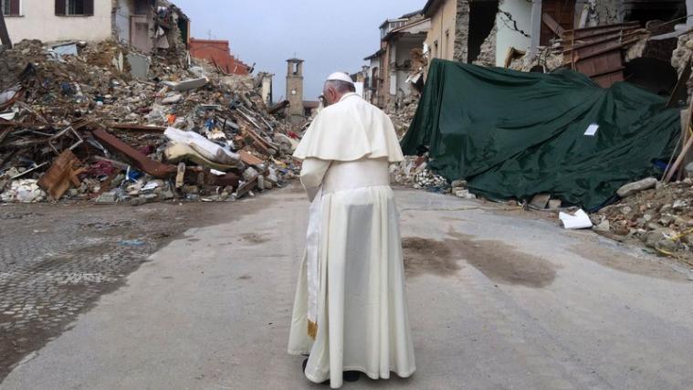 Papst Franziskus hat der vom Erdbeben zerstörten Stadt Amatrice einen Besuch abgestattet.