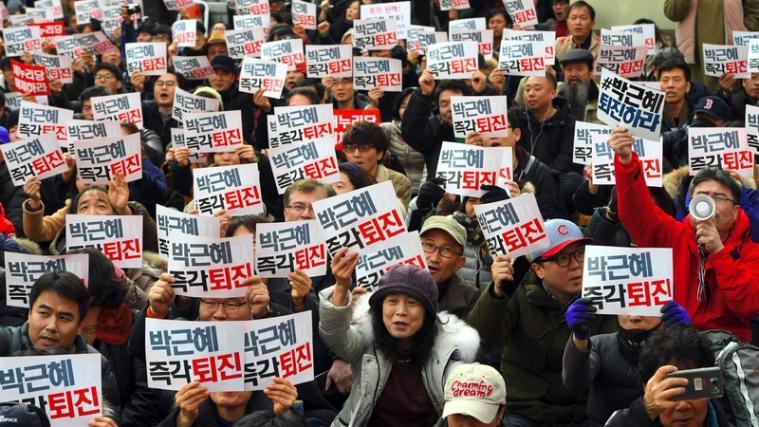 Bei den sechsten Massenprotesten innerhalb von sechs Wochen forderten am Samstag in Seoul erneut Hunderttausende Südkoreaner den sofortigen Rücktritt der konservativen Staatschefin.
