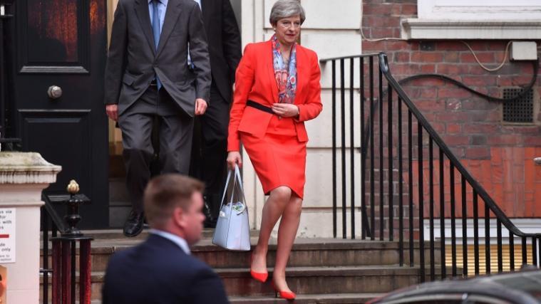 Nach der Wahlschlappe in Großbritannien geben Tory-Abgeordnete Premierministerin Theresa May einem Bericht zufolge nur noch zehn Tage Zeit, ihre Position als Regierungschefin zu retten.