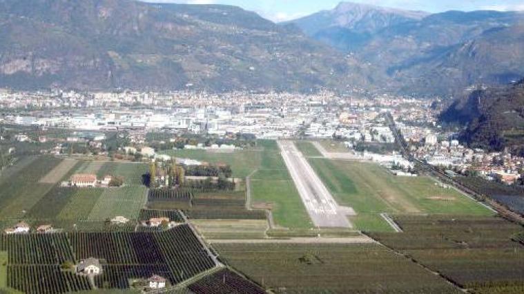 Der Bozner Flugplatz bleibt weiterhin eine "heiße Kartoffel".