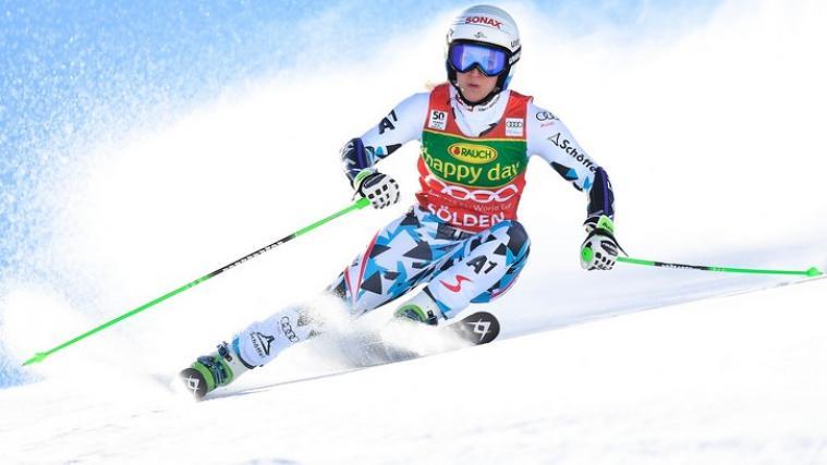 Die österreichische Skirennfahrerin Eva-Maria Brem hat sich beim Training für den Weltcup-Slalom in Levi schwer verletzt.