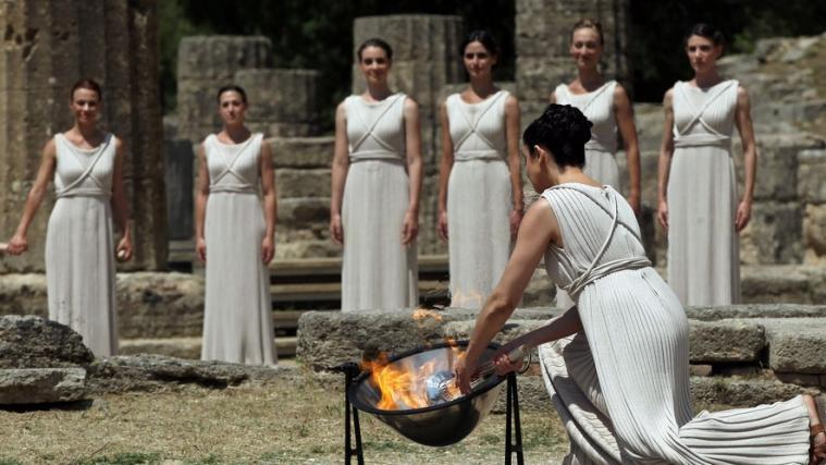 Ab dem späten Freitagabend brennt wieder das olympische Feuer, das traditionell auch diesmal in Griechenland entzündet und dann mit Fackeln bis Brasilien gebracht wurde.