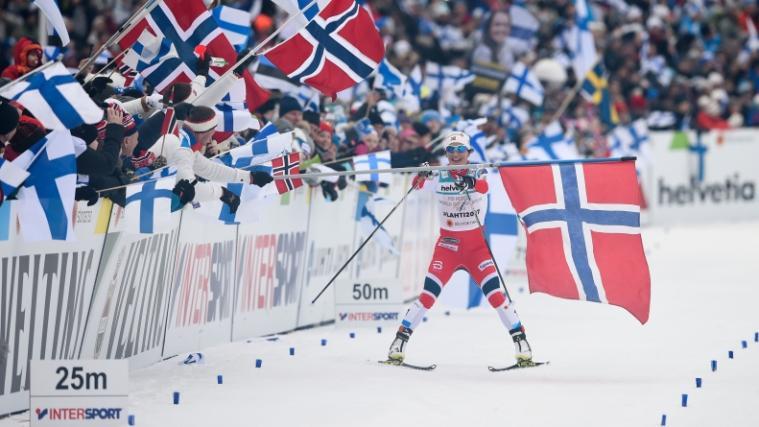 Rekord-Weltmeisterin Marit Björgen hatte genug Vorsprung, um sich vor dem Zieleinlauf eine norwegische Fahne zu holen. Björgen eroberte den 17. WM-Titel ihrer Karriere.