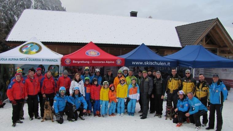 Für den Skiwinter gerüstet: das Team von „Ich habe Spaß, ganz sicher!“ - Unter der Leitung von Claudio Zorzi, Präsident der Landesberufskammer der Skilehrer