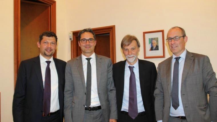 Die Landeshauptleute Kompatscher und Rossi bei Infrastrukturminister Delrio, mit dabei der Kammerabgeordnete Daniel Alfreider. Foto: LPA/Katharina Tasser