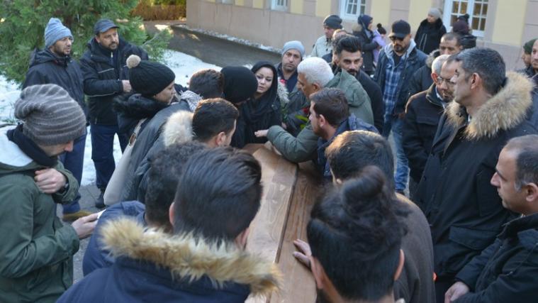 Familie und Freunde nahmen Abschied von Adan. - Foto: DLife