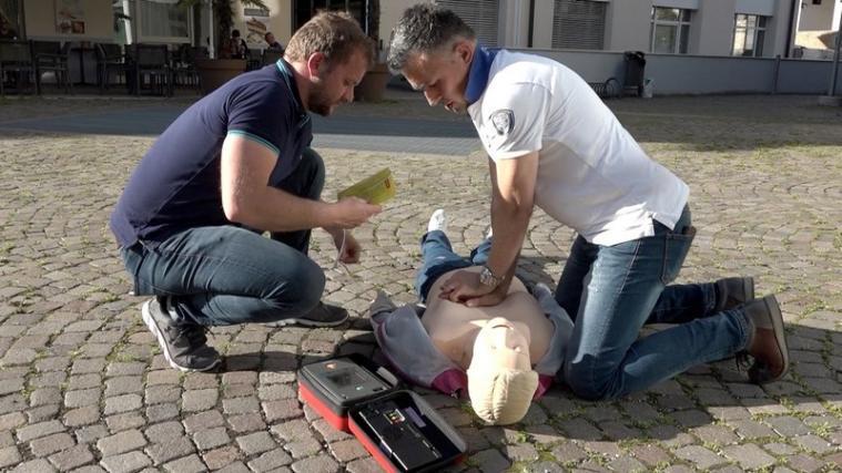 Das Projekt Frühdefibrillationssäulen ist in Zusammenabeit mit dem Weißen Kreuz entstanden. - Foto: fm