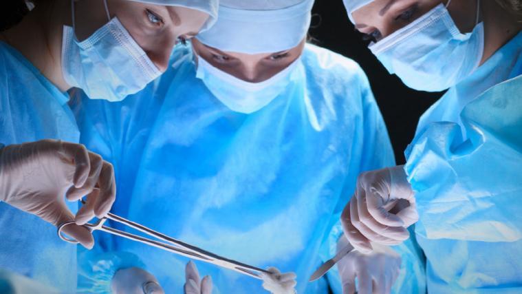 Ärzte und Krankenhausbetreiber können nicht nur bei klassischen Behandlungsfehlern haftbar gemachtwerden, sondern auch,wenn sie gegen bewährte ärztliche Behandlungsregeln odermedizinische Erkenntnisse verstoßen. Bild: Shutterstock
