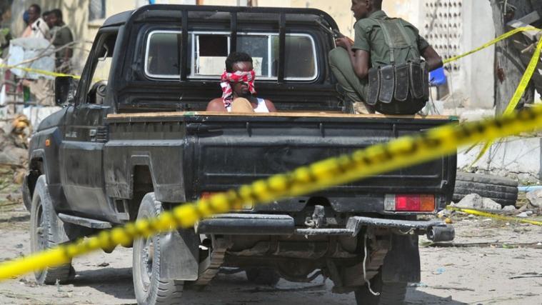 Bei neuerlichen Anschlägen in Somalia und Kenia kamen am Donnerstag Polizisten und Zivilisten ums Leben.