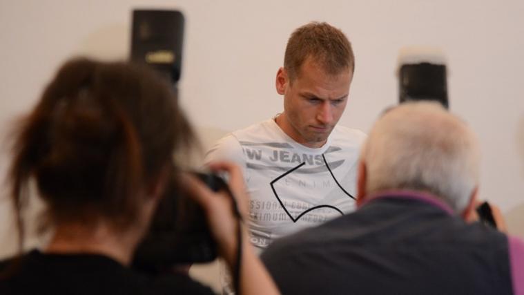 Alex Schwazer im Blitzlichtgewitter: Nach der Pressekonferenz am 22. Juni stellt er sich nun zum zweiten Mal, seit Bekanntwerden seiner positiven Doping-Probe, der Presse. - Foto: DLife