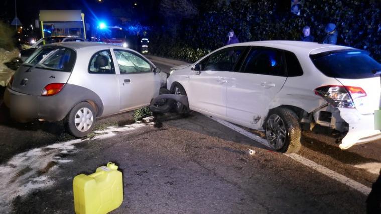 Die beiden Pkw prallten frontal aufeinander und wurden erheblich beschädigt. - Foto: Videoaktiv Schnalstal