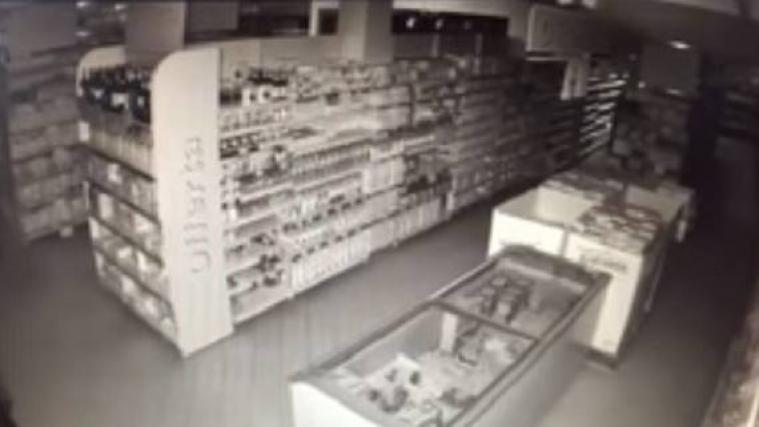 Das Bild zeigt den Supermarkt kurz vor dem Erdbeben. - Foto:YouTube