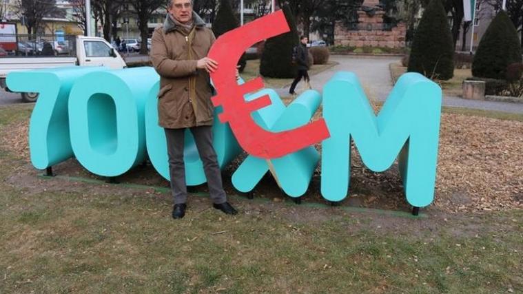 In der Nacht von Dienstag auf Mittwoch haben Unbekannte das Logo verändert, sie haben ein rotes Eurozeichen hinzugefügt. - Foto: Stadtgemeinde Meran