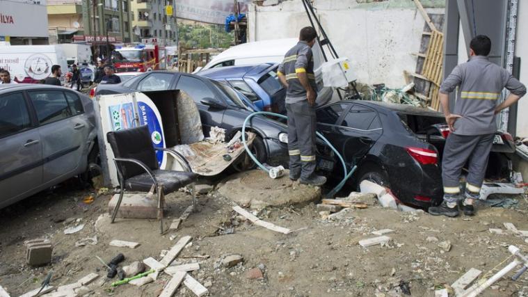 Bei einer Flut in Ankara wurden zahlreiche Autos mitgerissen.