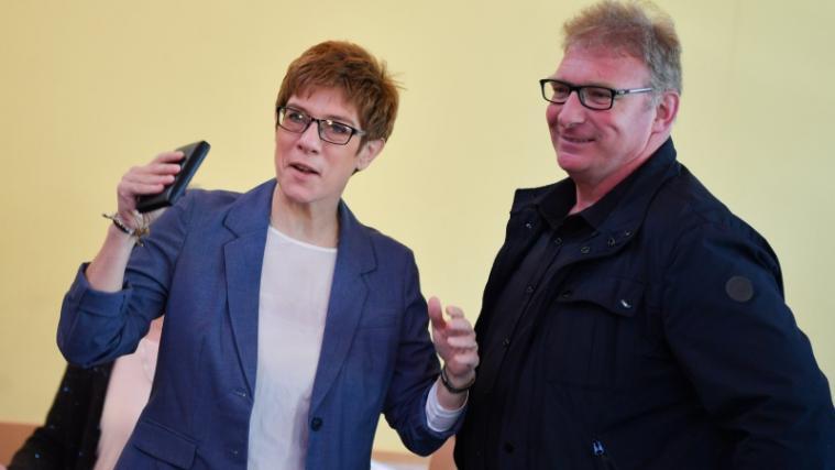Die saarländische Ministerpräsidentin Annegret Kramp-Karrenbauer von der CDU (im Bild mit ihrem Ehemann Helmut Karrenbauer) dürfte im Amt bestätigt werden.