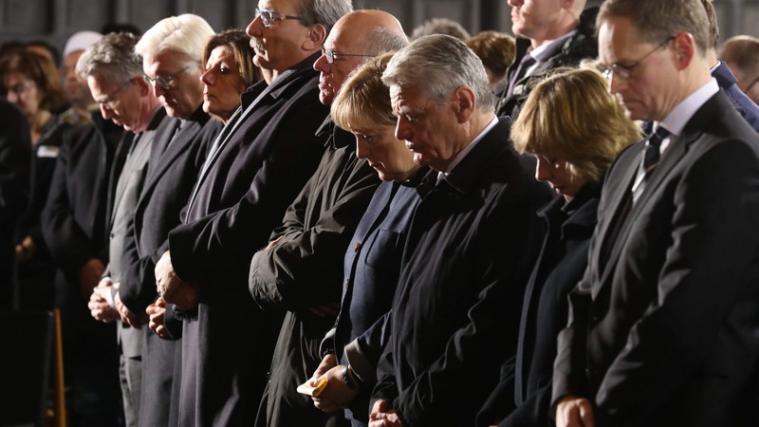 Zahlreiche deutsche Spitzenpolitiker bei einer Trauerfeier in Berlin.