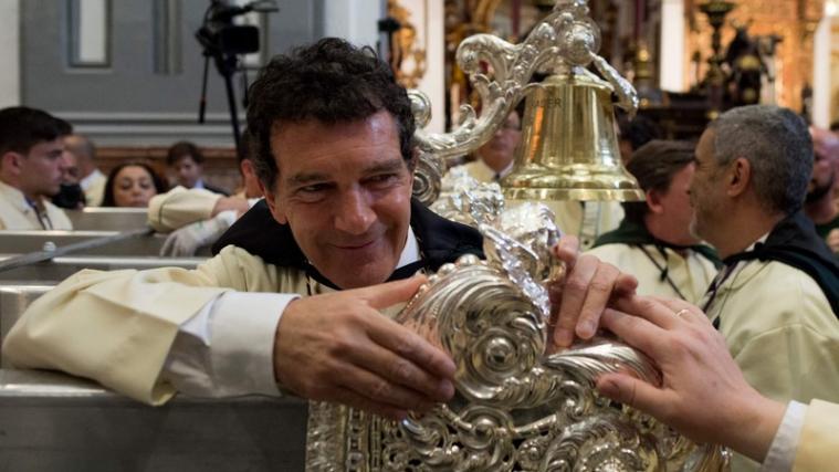 Antonio Banderas hat in Malaga an einer Karprozession teilgenommen.