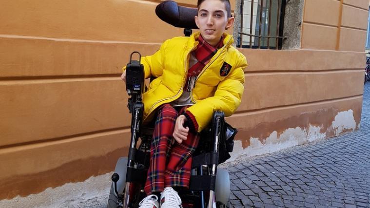 Aron Stampfl (21) aus Brixen muss zeitlebens gegen eine heimtückische Krankheit namens Spinale Muskelatrophie (SMA) ankämpfen.