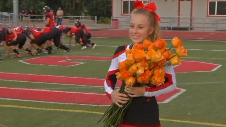 Die leukämiekranke Ashley Adamietz mit ihrem Riesenstrauß oranger Rosen. - Foto: Screenshot Youtube Video