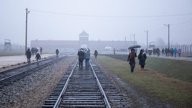 Am 4. Tag der Reise „Promemoria Auschwitz“ besuchten die Jugendlichen das Stammlager Auschwitz und das Vernichtungslager Auschwitz-Birkenau. - Foto: Rosario Multari