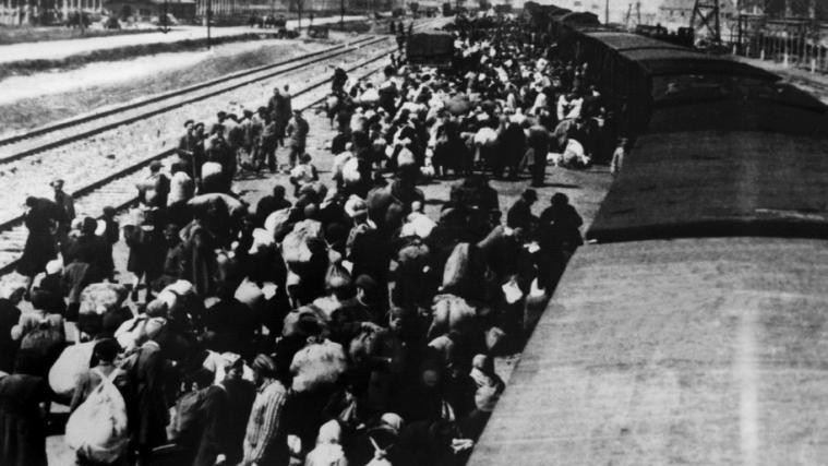 Die Ankunft von neuen Gefangenen im Vernichtungslager Auschwitz-Birkenau. - Archivbild