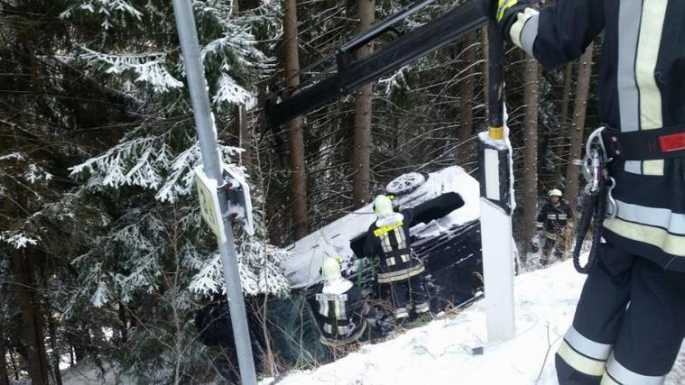Am Sonntag wurde das Auto mit dem Kran geborgen. - Foto: FFW Montal