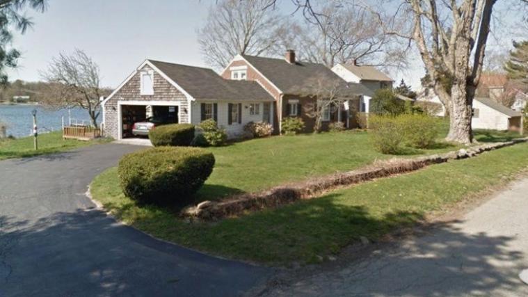 Vor diesem Haus in Barrington im US-Bundesstaat Rhode Island sind zwei 97-jährige Zwillingsschwestern vermutlich erfroren. - Foto: Screenshot Google Maps