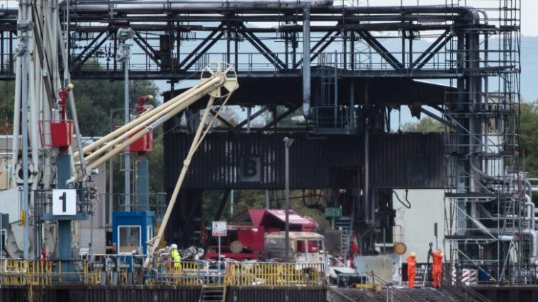 Einsatzkräfte arbeiten an der Unglücksstelle auf dem schwer beschädigten Werksgelände des Chemiekonzerns BASF in Ludwigshafen.