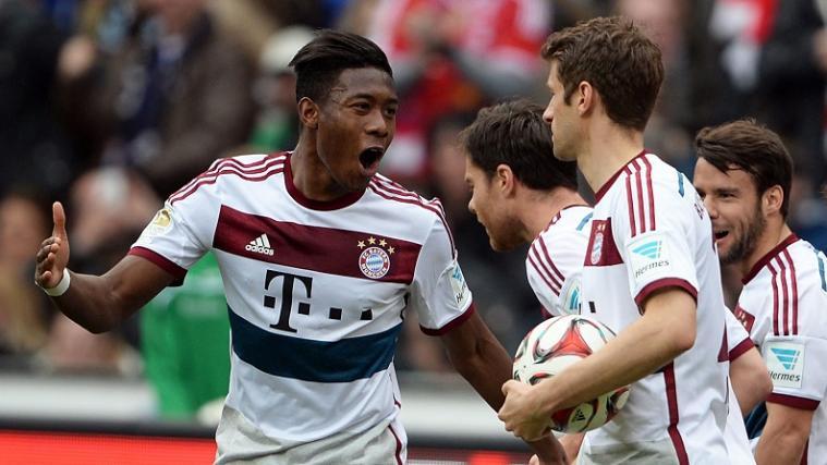 David Alaba (links) war wie immer einer der ersten Gratulanten nach dem Bayern-Siegtor von Thomas Müller (rechts).