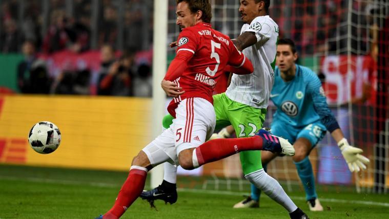Die Bayern besiegten Wolfsburg. Im Bild, Mats Hummels (in rot) gegen Wolfsburgs Luis Gustavo.