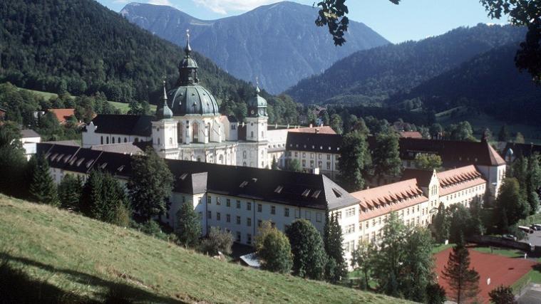 Ein Pater der oberbayerischen Benedictinerabtei Ettal steht wegen Missbrauchsvorwürfen vor Gericht.