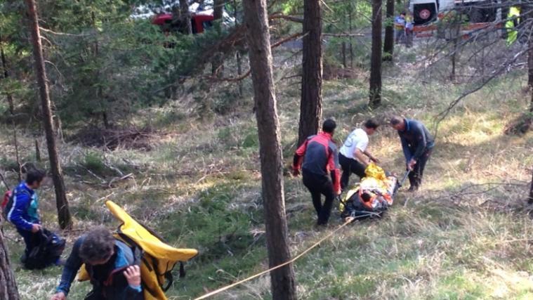 Der verletzte Mountainbiker musste durch den Wald abgeseilt werden. (Foto: pas)