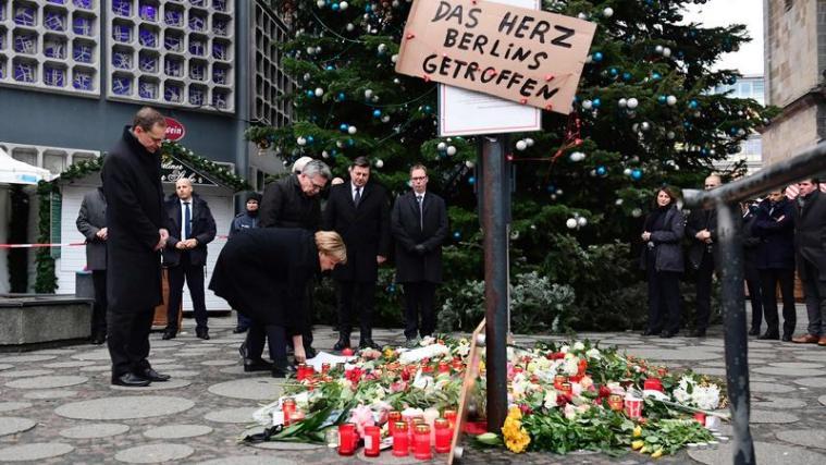 Angela Merkel, Thomas de Maiziere und Berlins regierender Bürgermeister Michael Müller gedenken der Opfer: Bei dem Attentat in Berlin kamen mindestens 12 Menschen ums Leben, 48 sind verletzt.