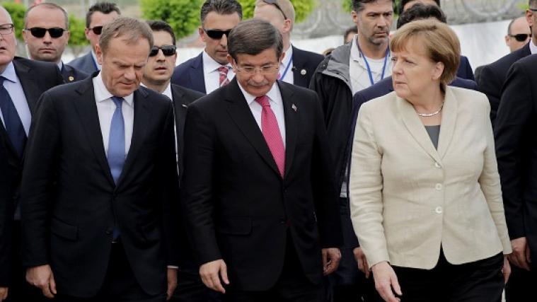 Auf Besuch in einem Flüchtlingscamp an der türkisch-syrischen Grenze (von links): EU-Ratspräsident Donald Tusk, der türkische Ministerpräsident Ahmet Davutoglu und die deutsche Kanzlerin Angela Merkel.