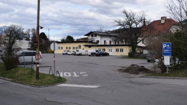 An diesem Platz in Igls wurde das Bargeld als auch die Münzen an eine Frau, Mitte 30, leicht dunkle Hautfarbe, übergeben. - Foto: Zoom.Tirol