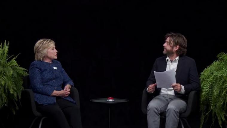 Der Name der Show bedeutet übersetzt „Zwischen zwei Farnen“, weil Moderator und Gäste zwischen billig anmutenden Topfpflanzen sitzen. - Foto: Screenshot Video „Funny or Die“