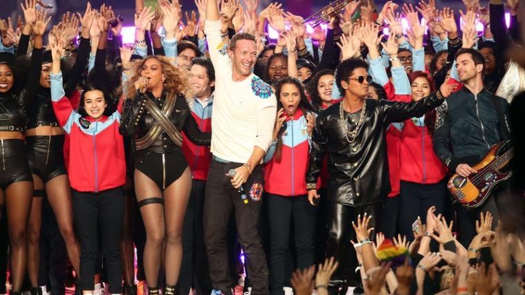 Beyoncé, Chris Martin von Coldplay und Bruno Mars unterhielten die Zuschauer in der Halbzeit-Pause des Super Bowls