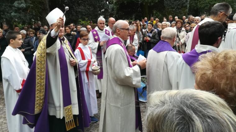 Bischof Ivo Muser bei der traditionellen Gräbersegnung am Bozner Friedhof. - Foto: Diözese
