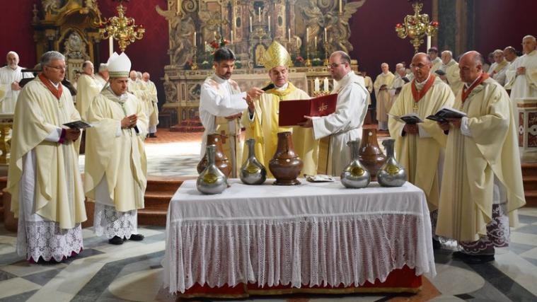 Gemeinsam mit etwa 200 Seelsorgern hat Bischof Ivo Muser am Donnerstag im Brixner Dom die Chrisammesse gefeiert. - Foto: Diözese Bozen-Brixen