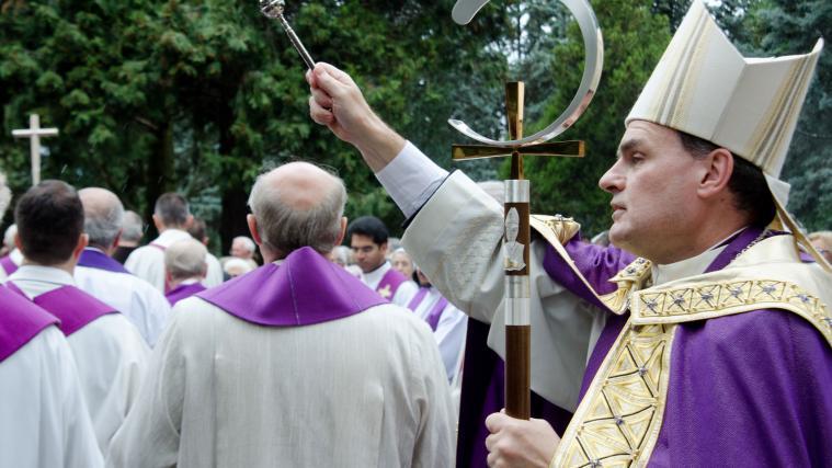 Bischof Ivo Muser beim Segnen der Gräber im Friedhof von Bozen. - Foto: Diözese BZ-BX
